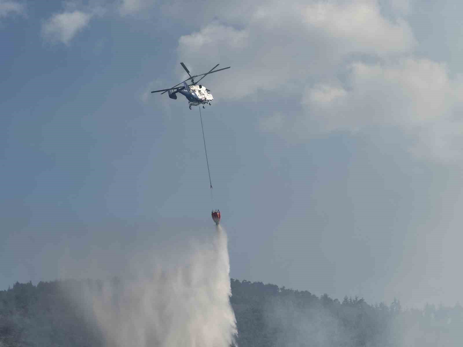 Sakarya’da ormanda yeniden yükselen alevlere havadan ve karadan müdahale edildi 