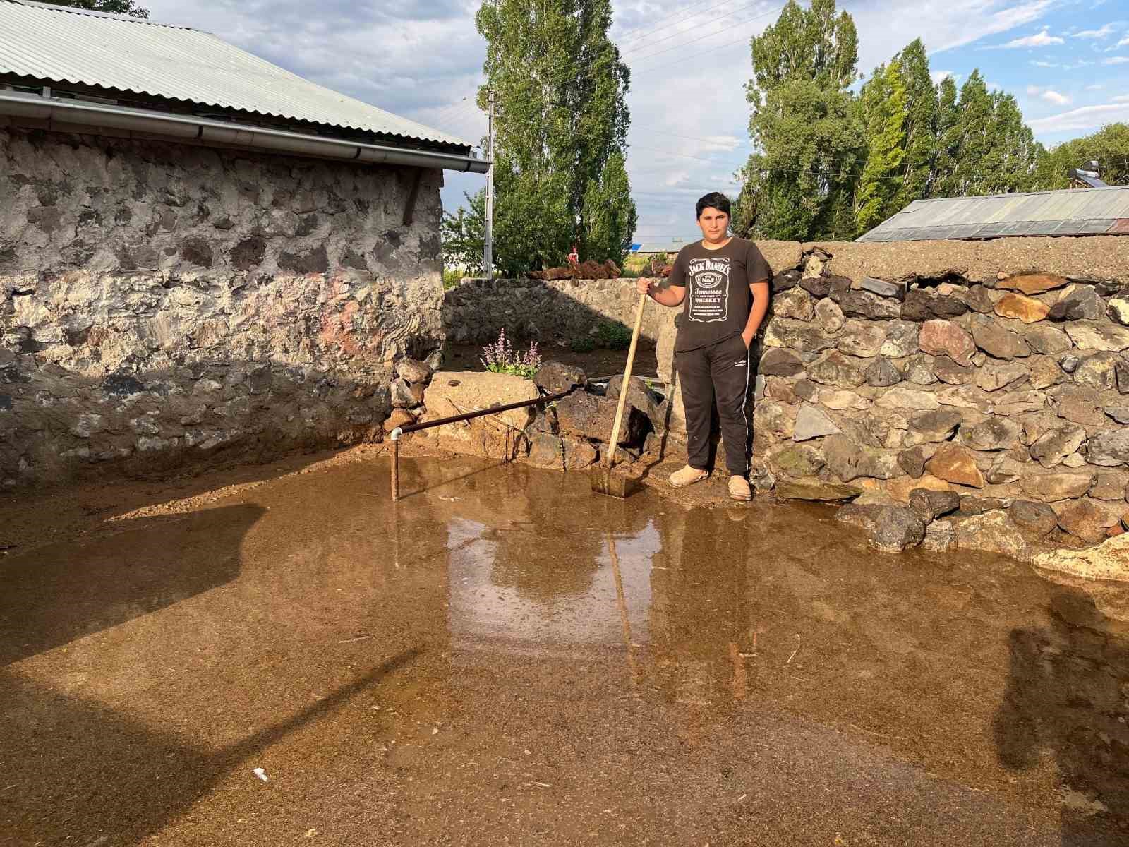 Kars’ta ahırlar ve ekili alanlar sular altında kaldı 