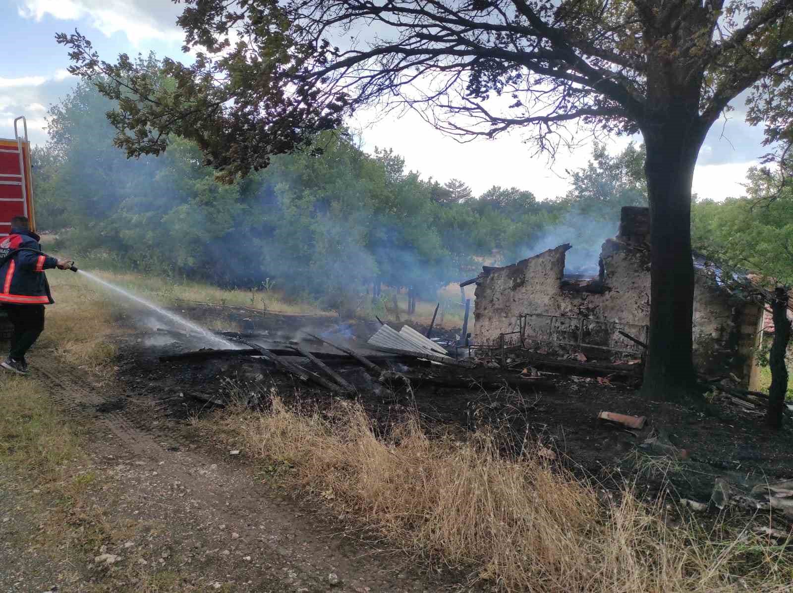 Domaniç’te baraka yangını korkuttu 