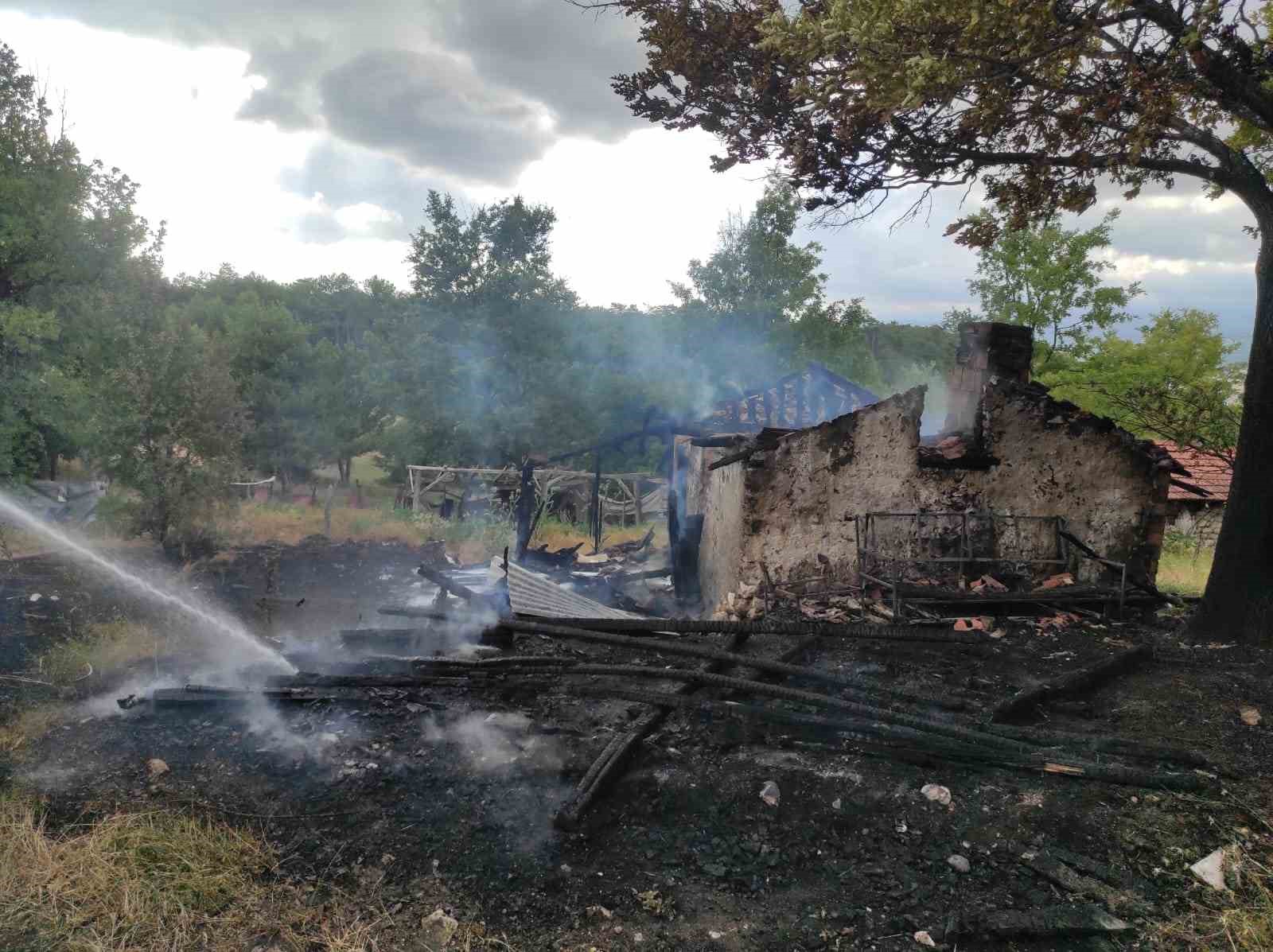 Domaniç’te baraka yangını korkuttu 