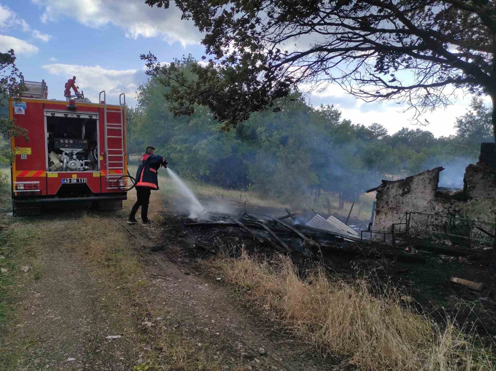 Domaniç’te baraka yangını korkuttu 