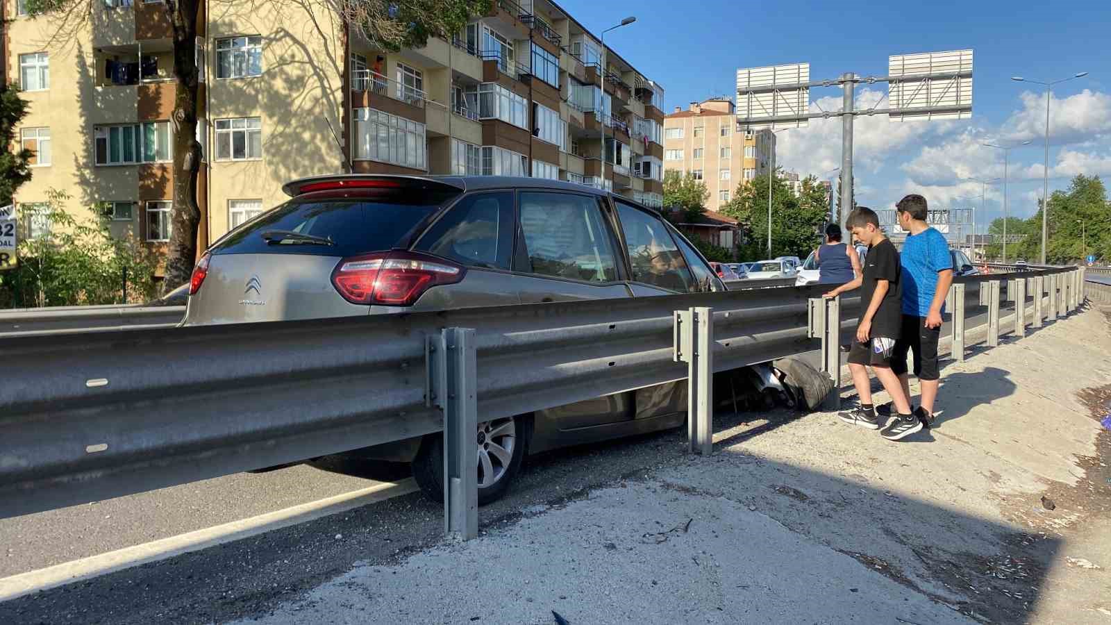 D-100’de otomobil bariyerlere çarptı 
