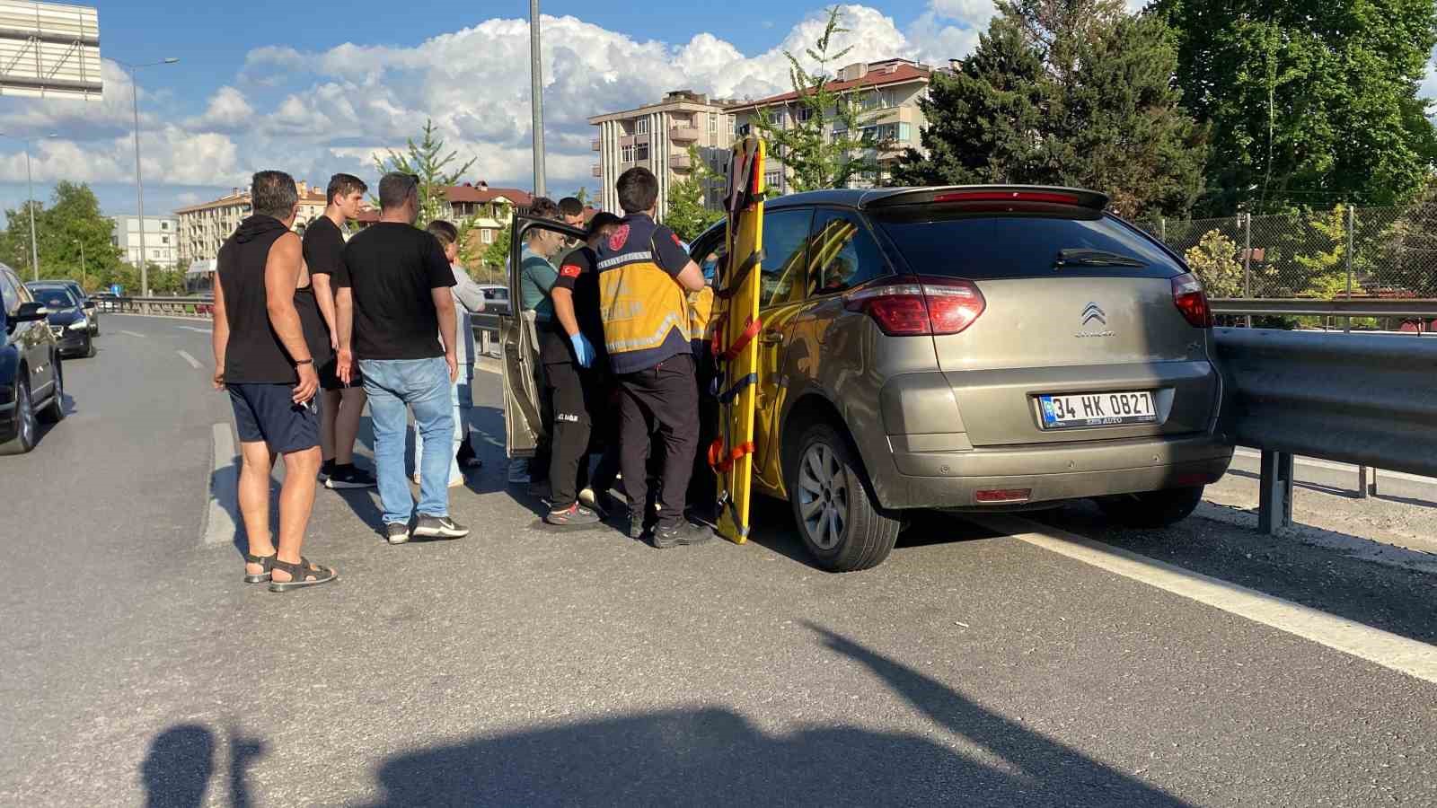 D-100’de otomobil bariyerlere çarptı 