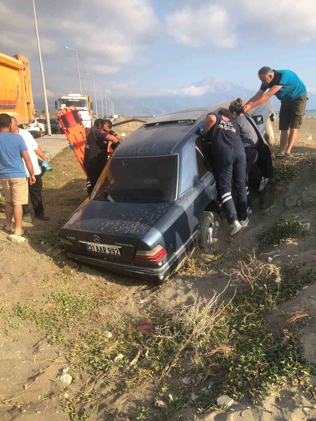 Park halindeki araca çarpıp kum tepesine saplandı 