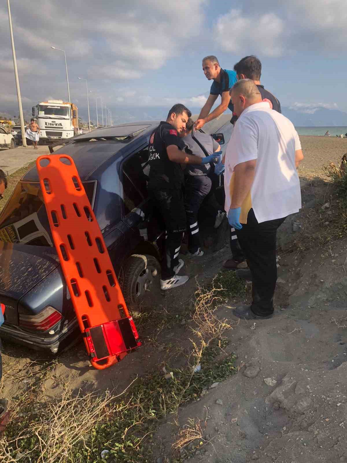 Park halindeki araca çarpıp kum tepesine saplandı 