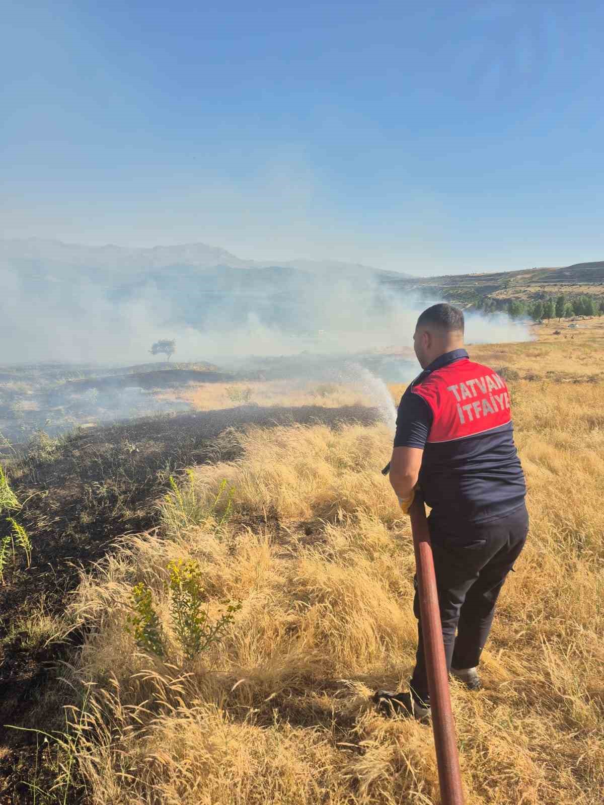 Bitlis’te iki ayrı noktada örtü yangını 