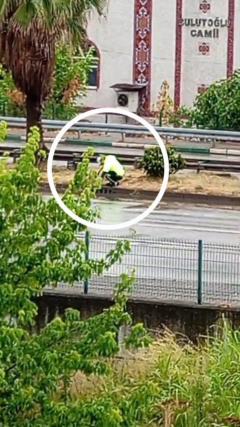 Yağış sonrası tıkanan rögarı açan polis örnek bir davranış sergiledi 