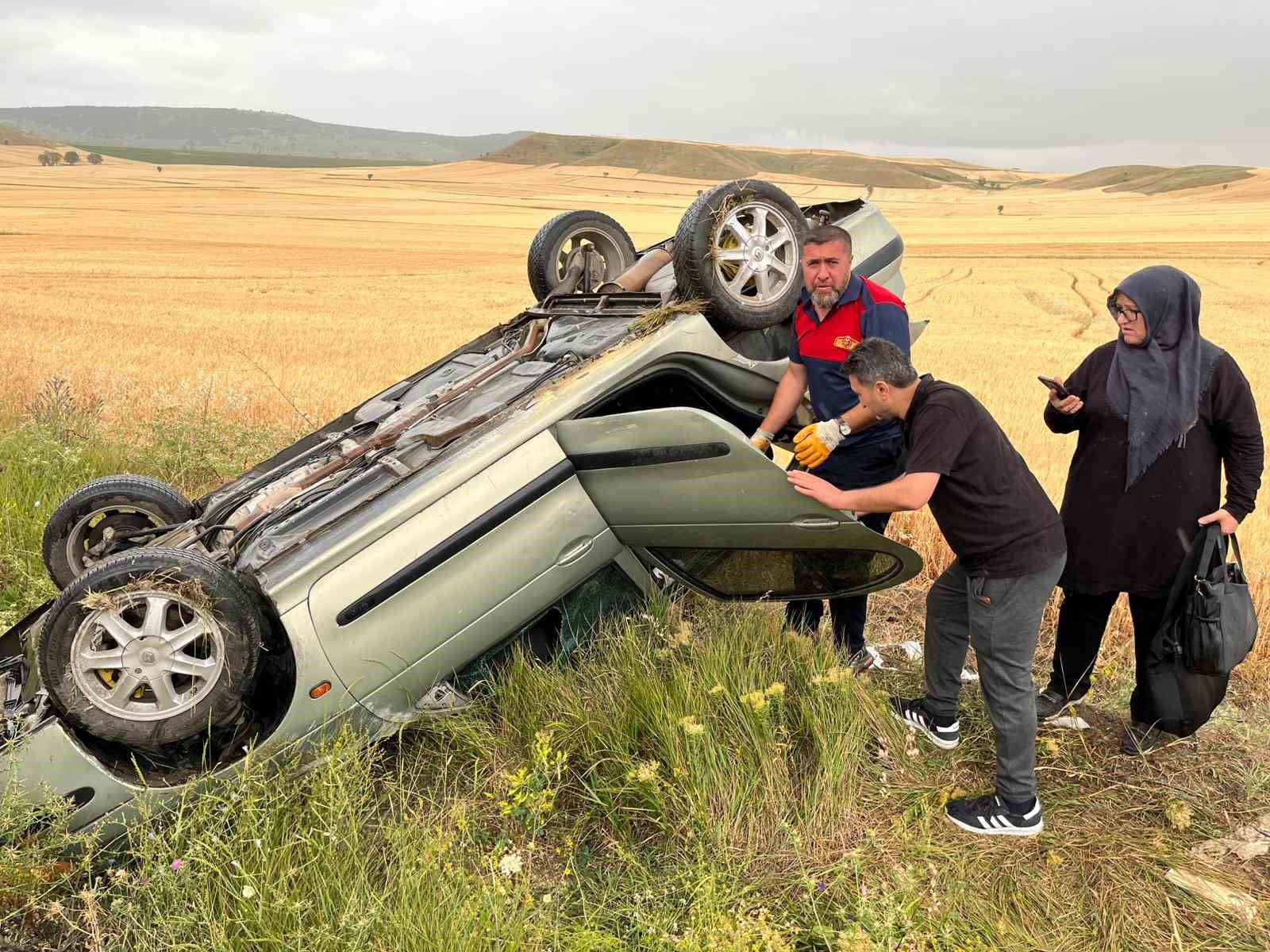 Yağmurun kayganlaştırdığı yolda otomobil takla attı: 3 yaralı 