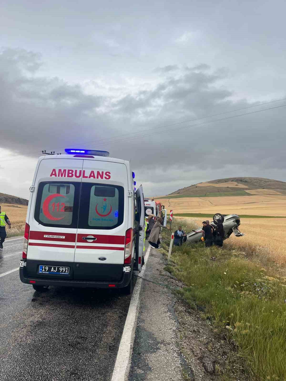 Yağmurun kayganlaştırdığı yolda otomobil takla attı: 3 yaralı 