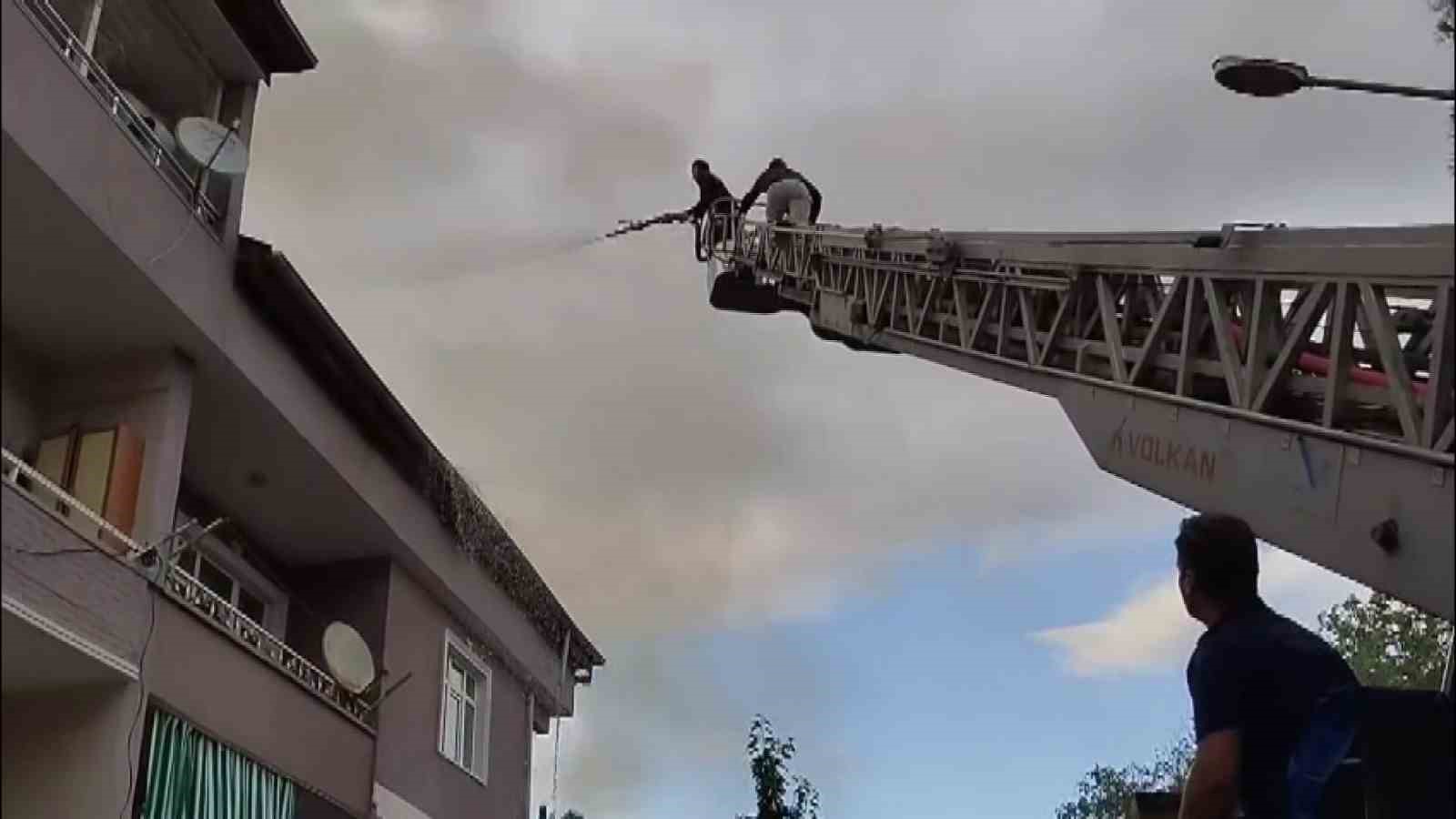 Sivas’ta korkutan çatı yangını 