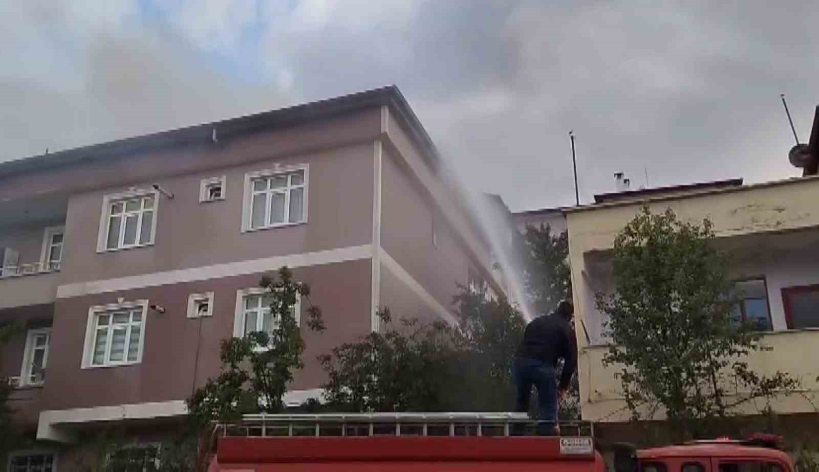 Sivas’ta korkutan çatı yangını 