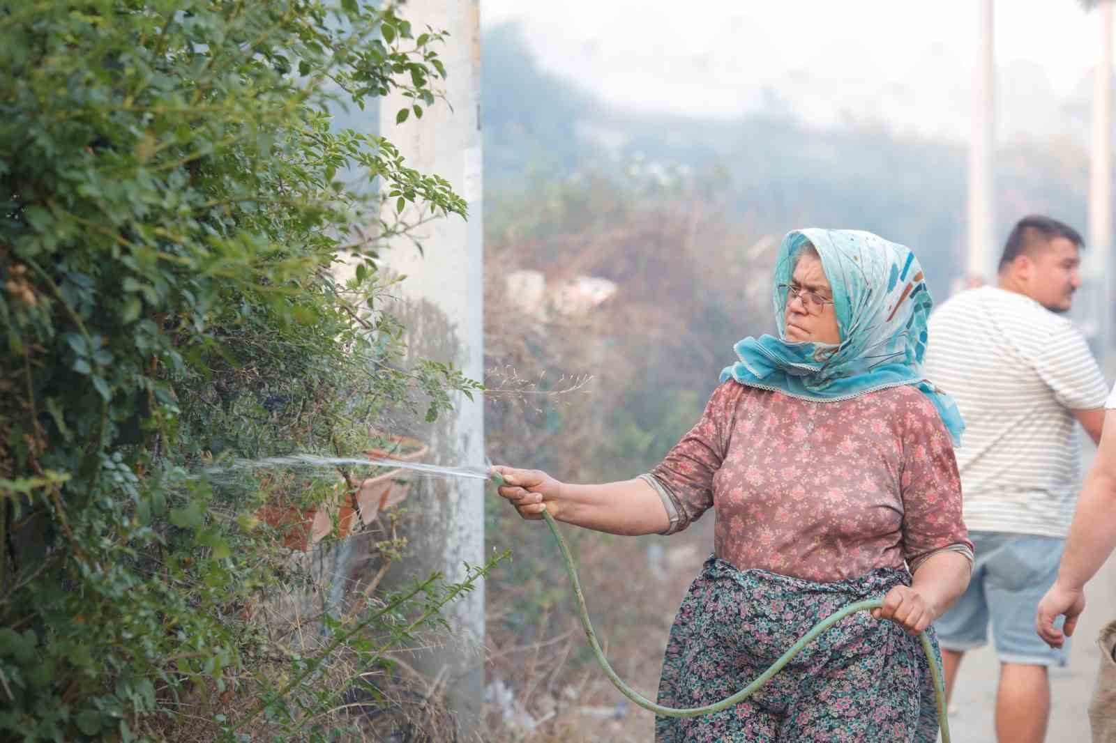 Antalya’da iki noktada çıkan yangında alevlerle burun buruna geldiler 