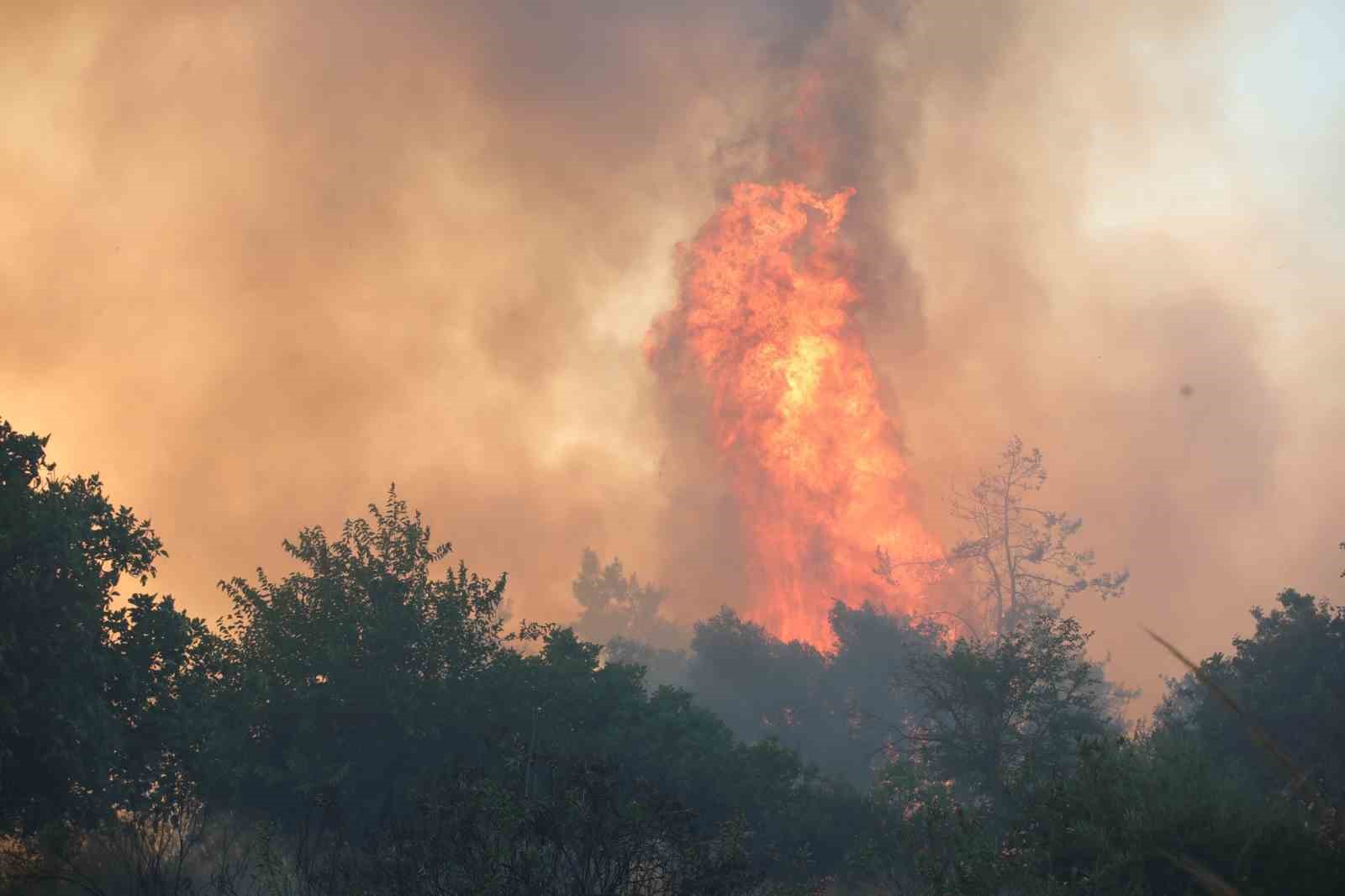Antalya’da iki noktada çıkan yangında alevlerle burun buruna geldiler 