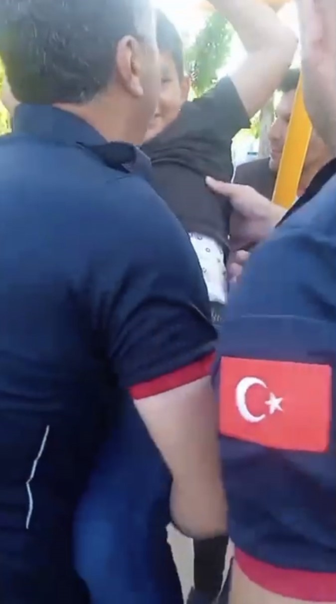 Salıncakta sıkışan çocuğu itfaiyeciler kurtardı 