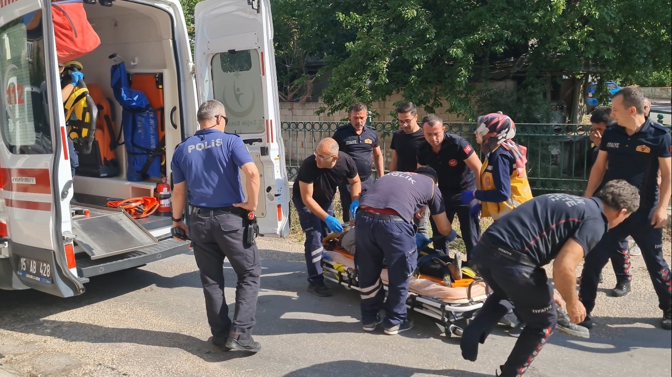 Burdur’da ahşap balkon çöktü: Anne ve kızı yaralandı