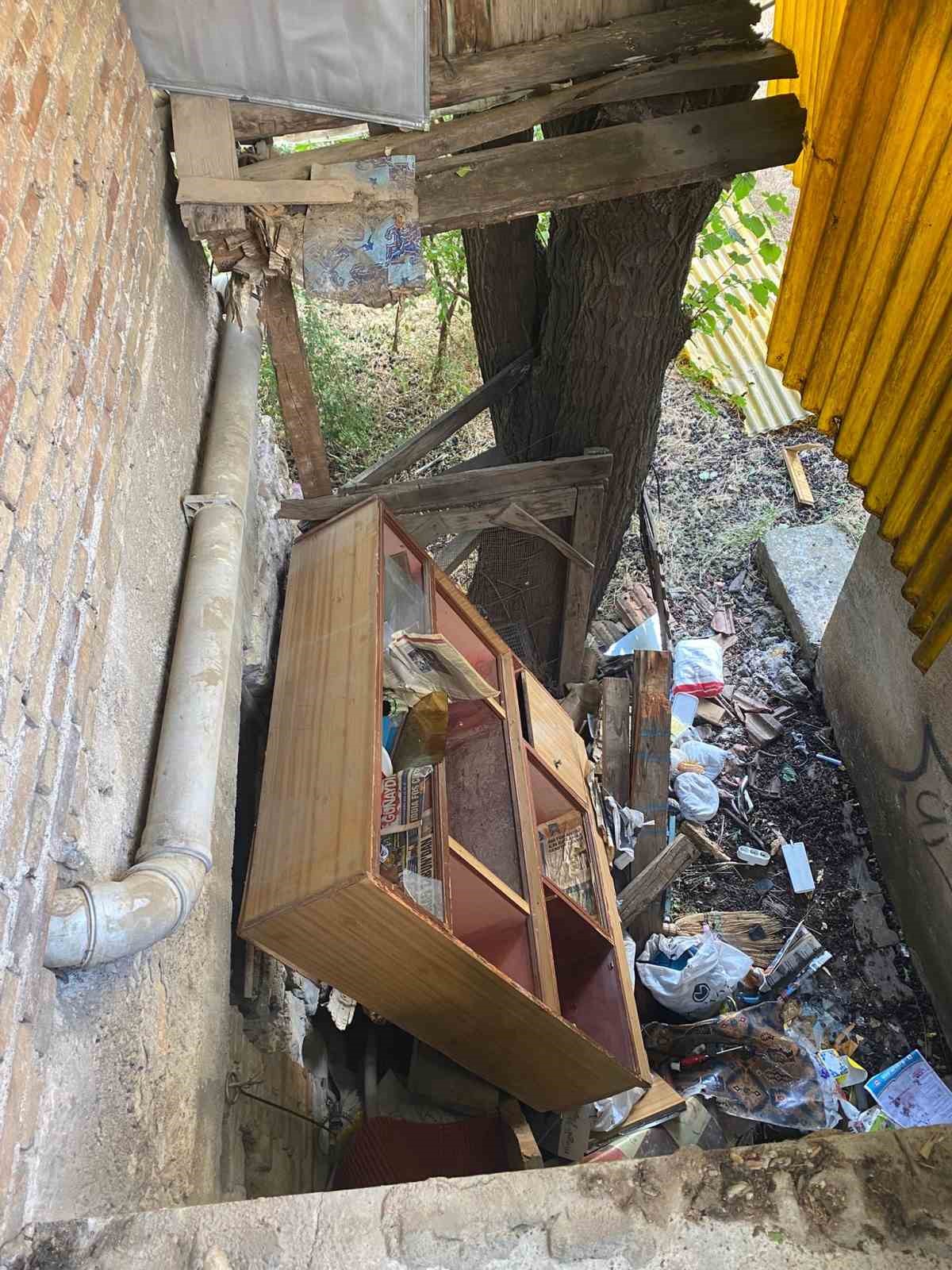 Burdur’da ahşap balkon çöktü: Anne ve kızı yaralandı 