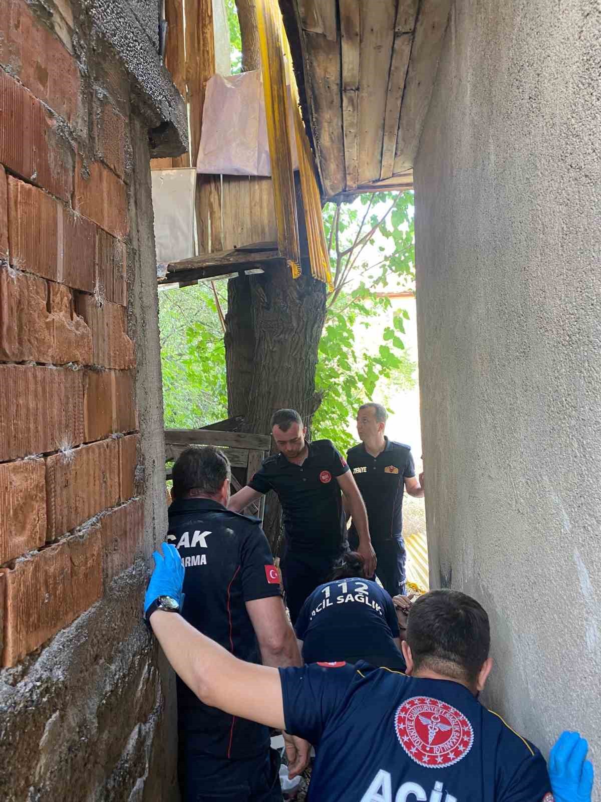 Burdur’da ahşap balkon çöktü: Anne ve kızı yaralandı 