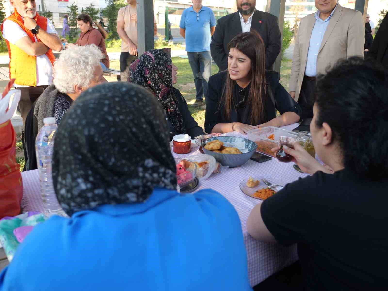 AK Partili Milletvekili Derya Ayaydın vatandaşlarla sohbet ederek dondurma ikram etti 