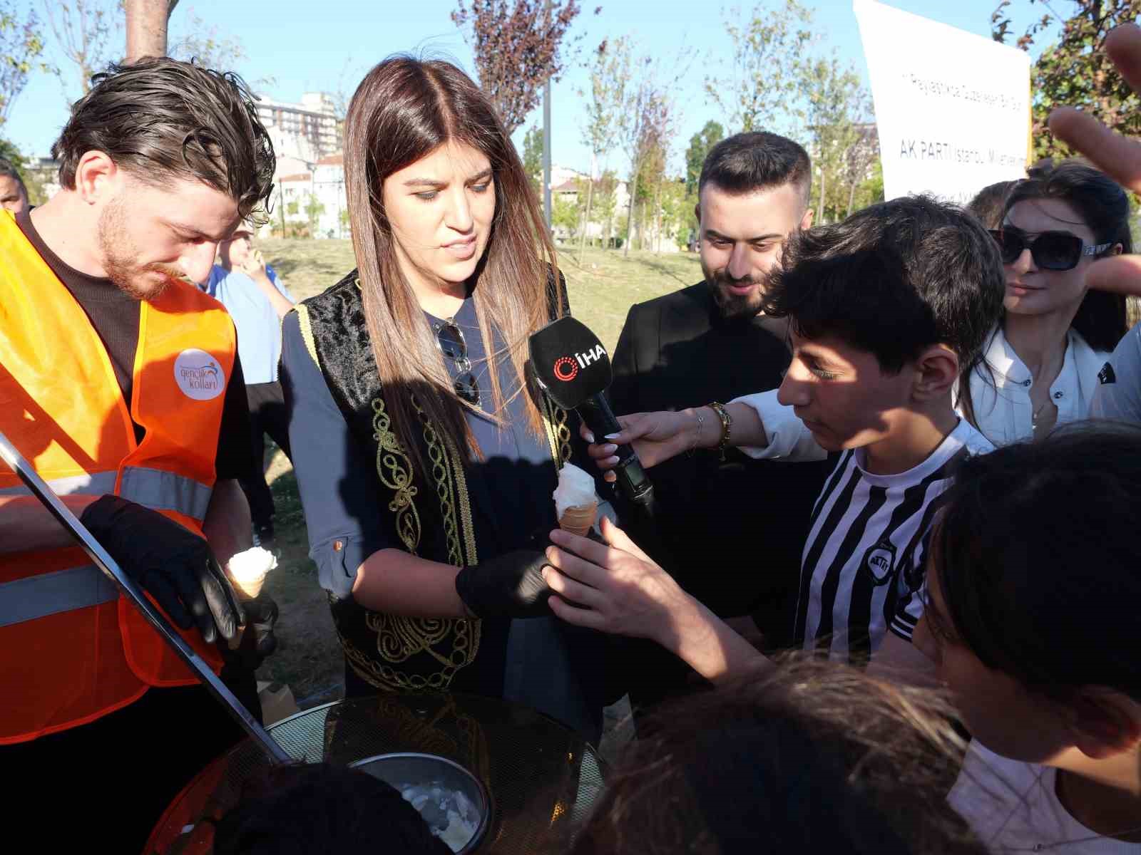 AK Partili Milletvekili Derya Ayaydın vatandaşlarla sohbet ederek dondurma ikram etti 