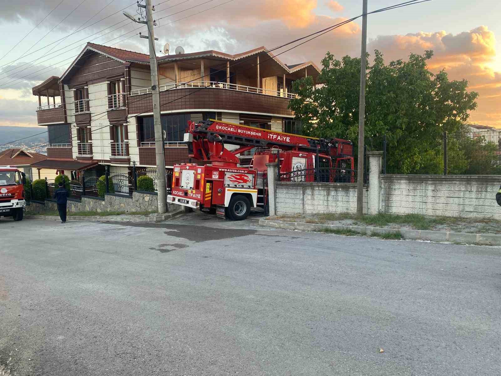 Çatı tamiri sırasında çıkan yangın korkuttu 