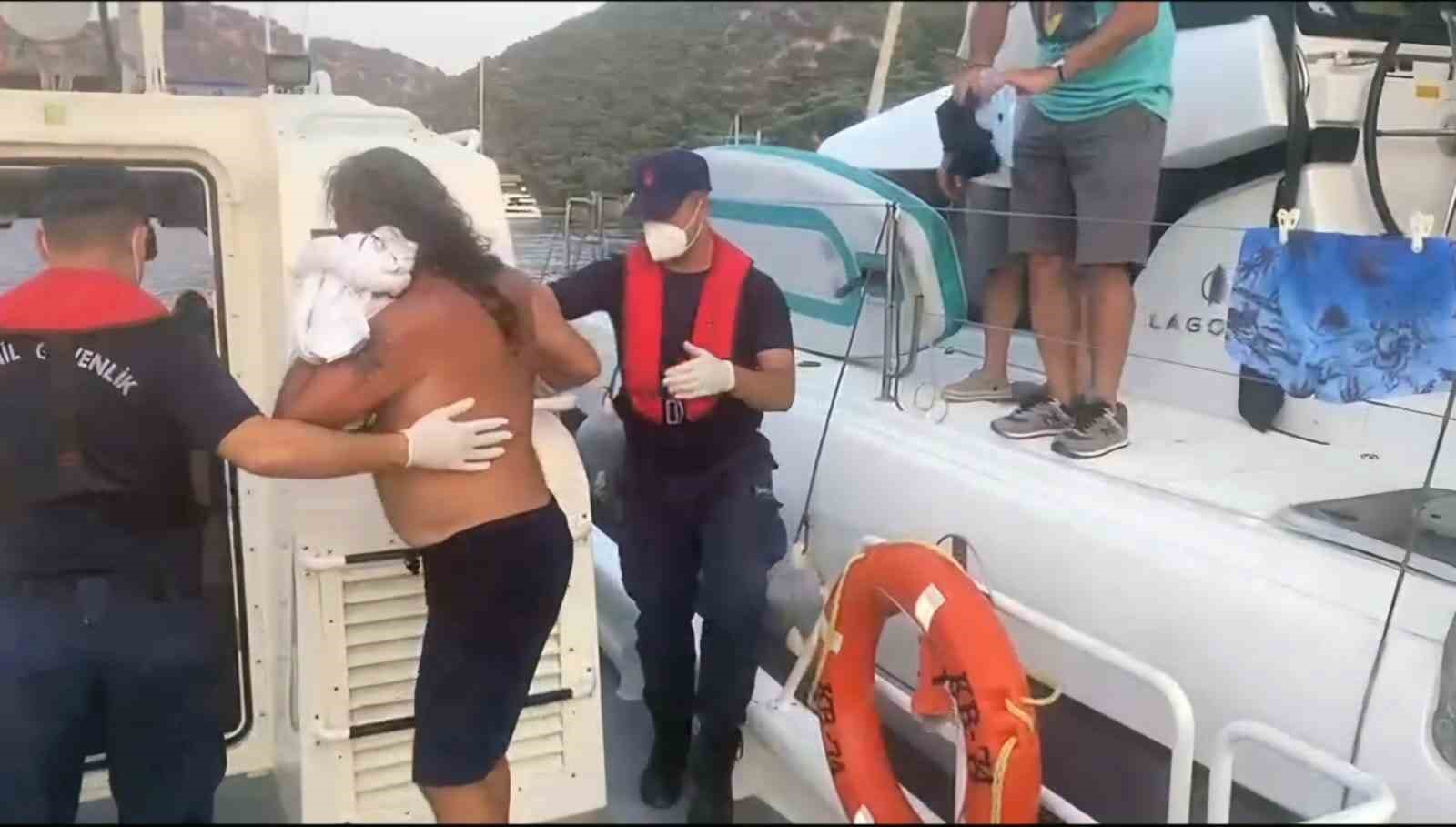 Fethiye’de 2 vatandaşa denizden tıbbi tahliye gerçekleştirildi 