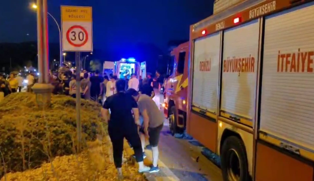 Aşırı hız yüzünden refüjdeki ağaca çarpan otomobil hurdaya döndü: 1 yaralı 