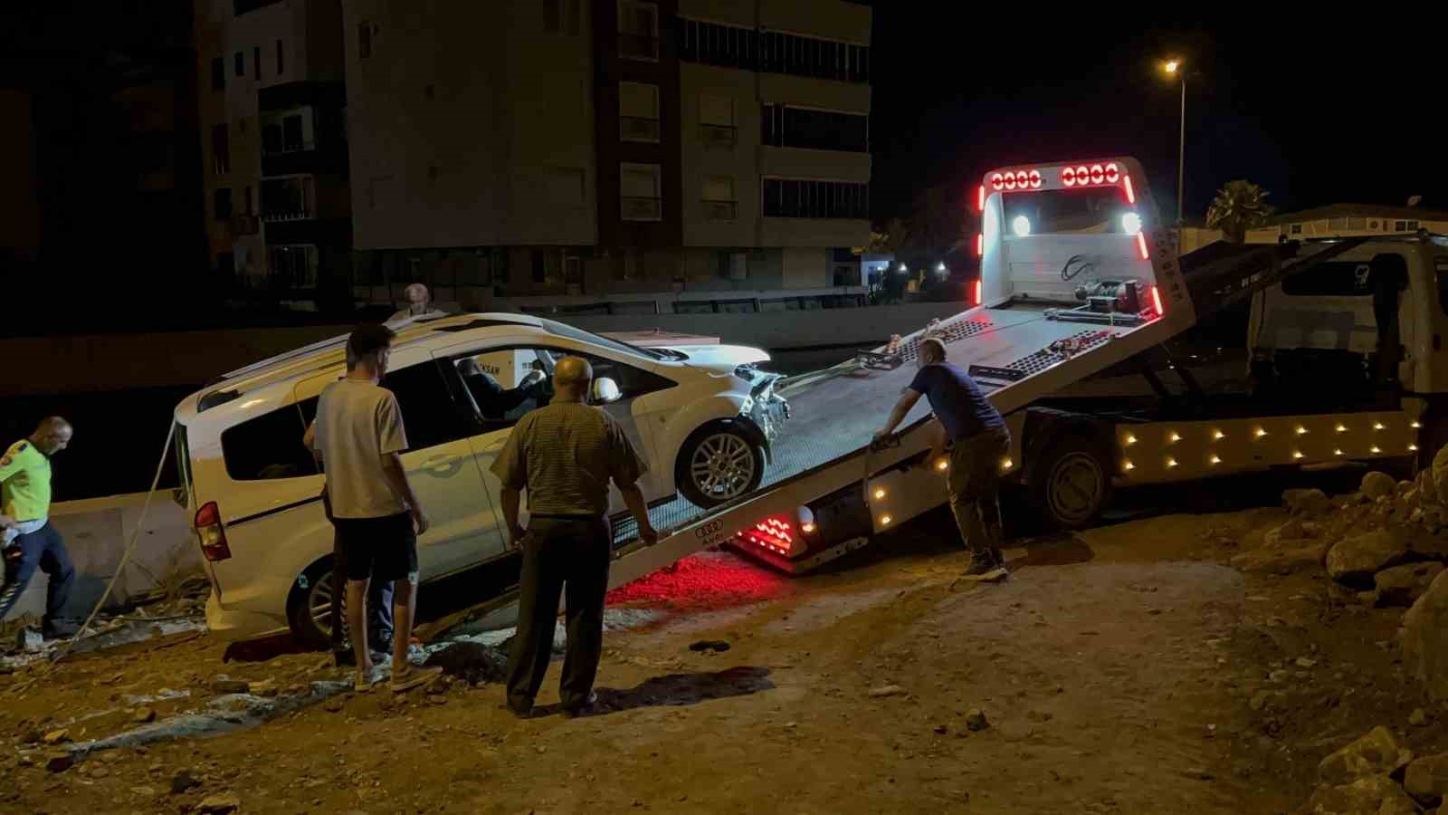 Yol sanılan bina enkazına ikinci kez araç uçtu 
