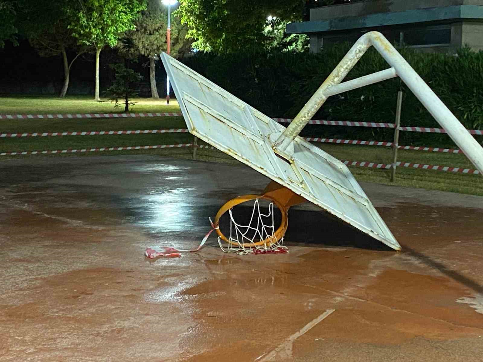 Parkta korku dolu anlar: Pota devrildi, 17 yaşındaki genç yaralandı 