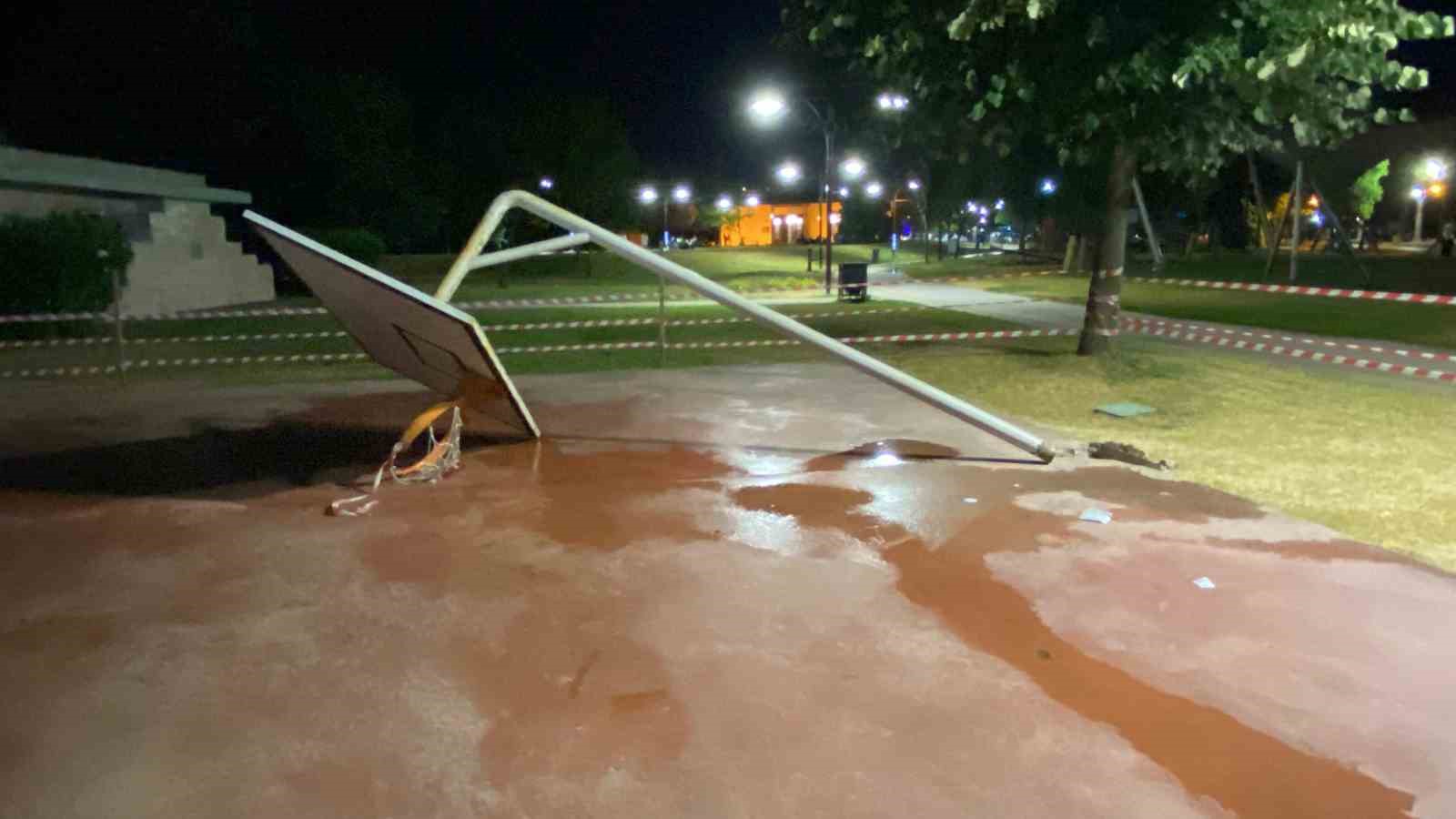 Parkta korku dolu anlar: Pota devrildi, 17 yaşındaki genç yaralandı 