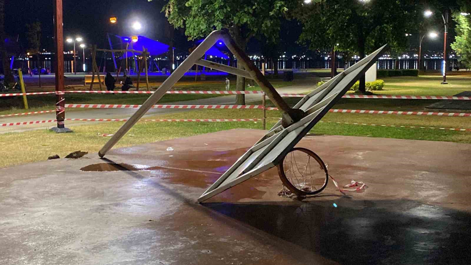 Parkta korku dolu anlar: Pota devrildi, 17 yaşındaki genç yaralandı 
