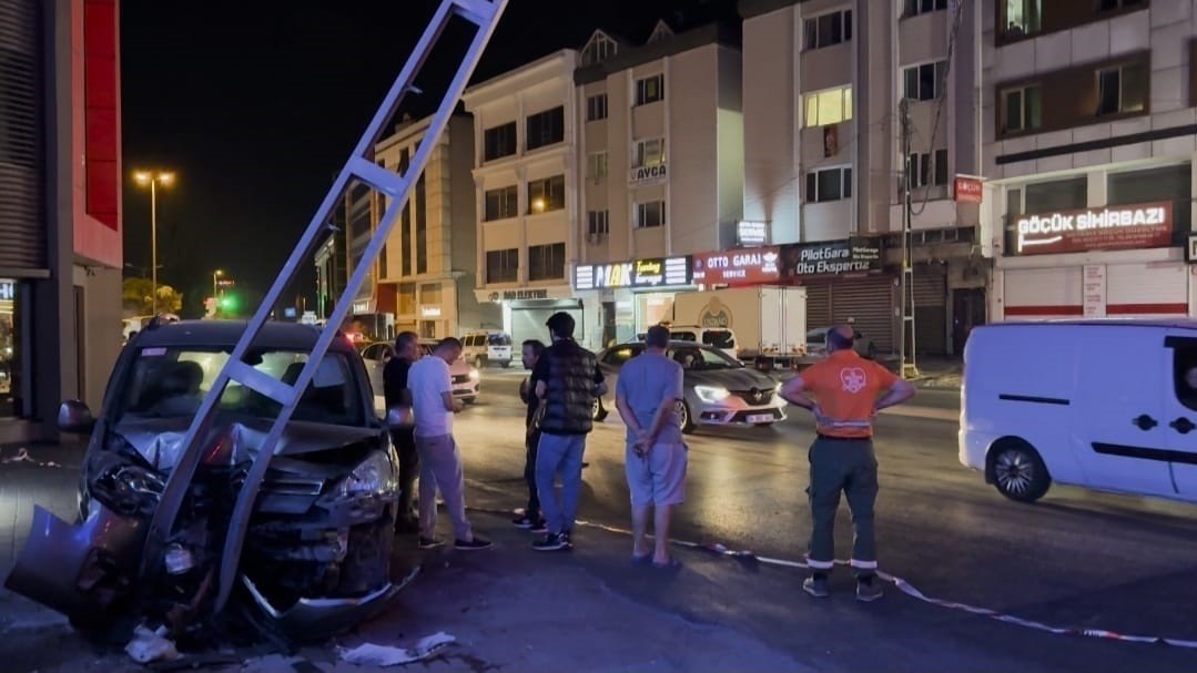 Avcılar’da aşırı hız yapan araç elektrik direğine çarptı: 3 yaralı 