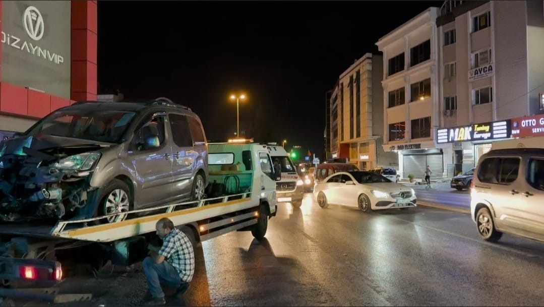 Avcılar’da aşırı hız yapan araç elektrik direğine çarptı: 3 yaralı 