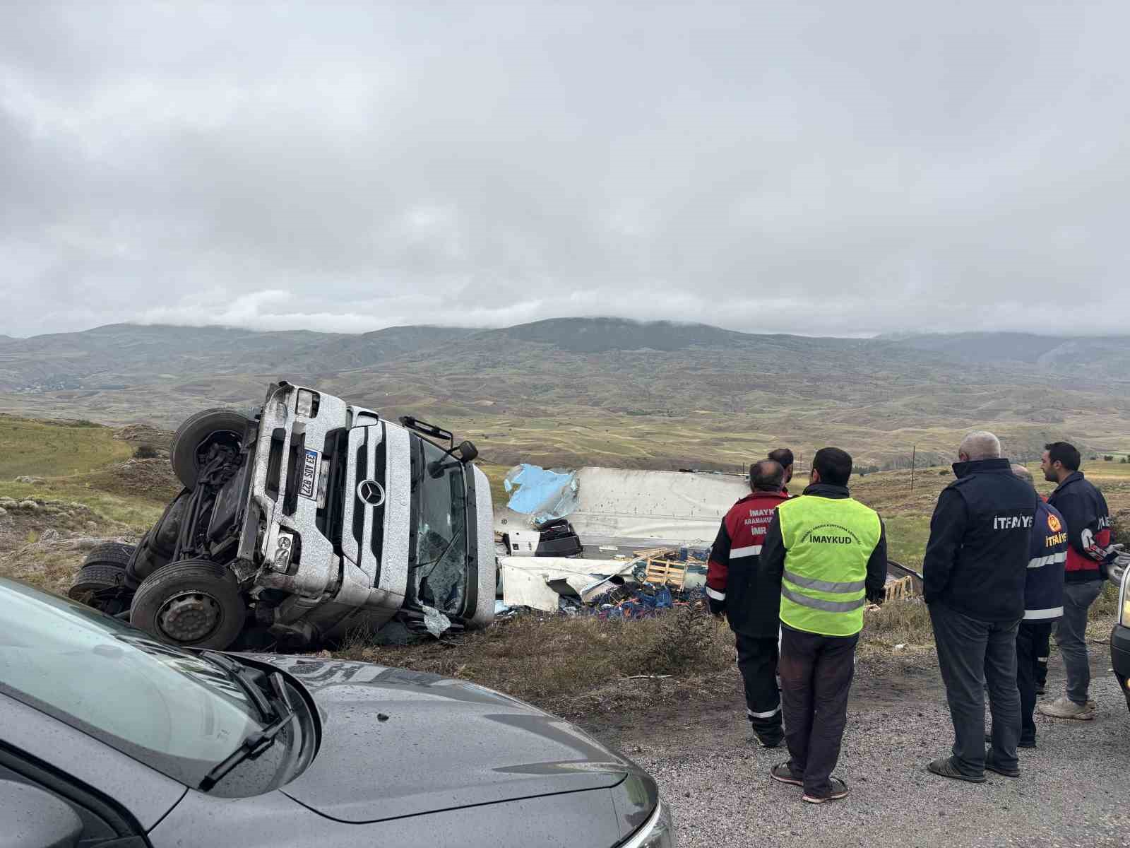 Yoldan çıkan meyve yüklü tır devrildi, sürücüsü yaralandı 