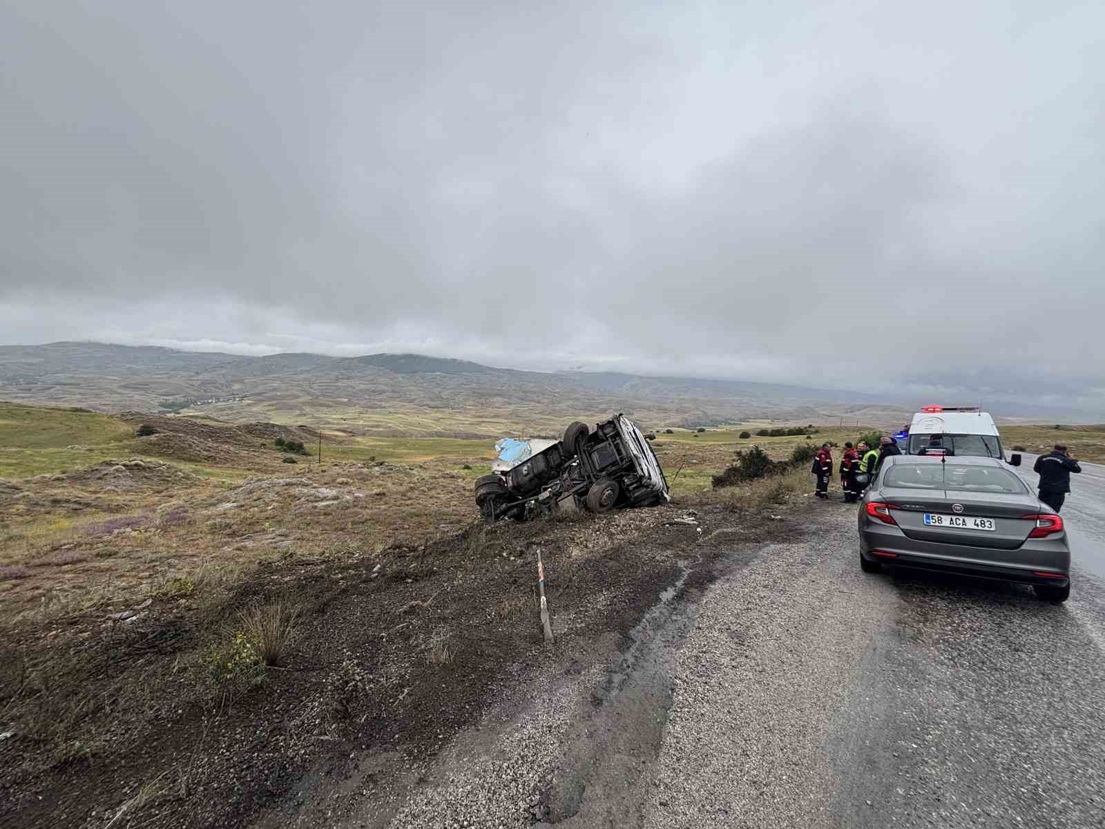 Yoldan çıkan meyve yüklü tır devrildi, sürücüsü yaralandı 