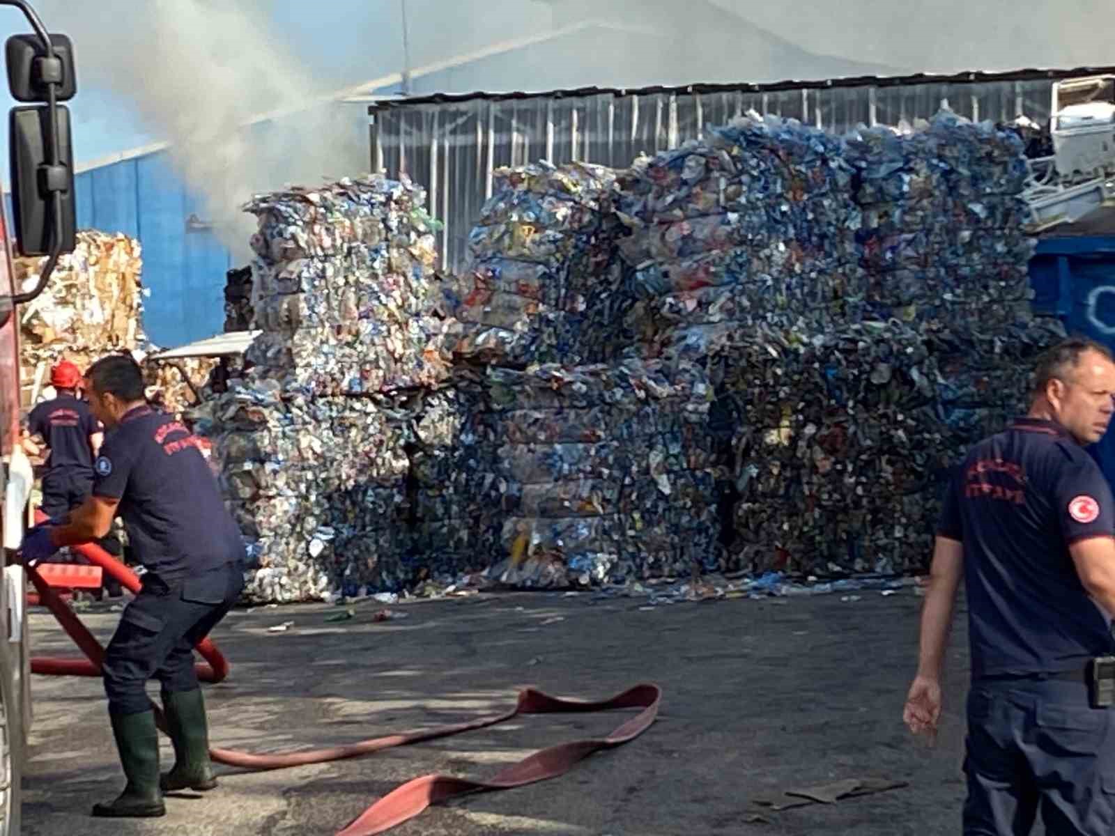 Geri dönüşüm fabrikası alevlere teslim oldu 