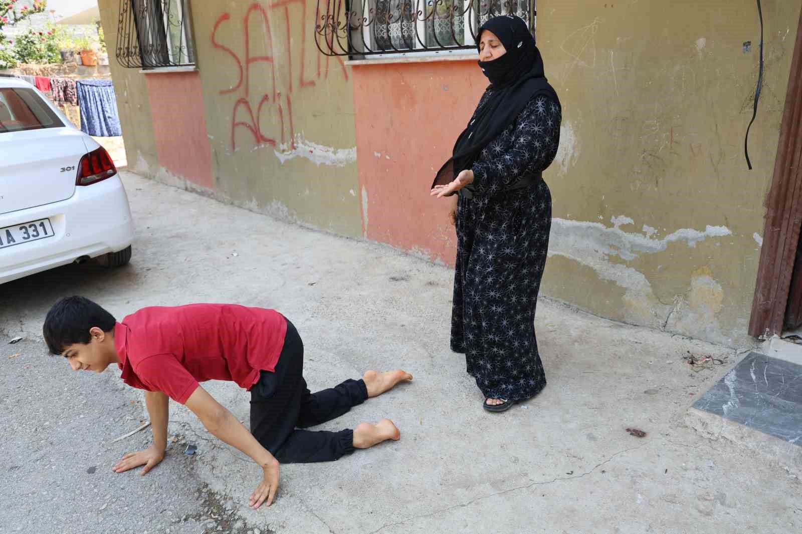 Enes’in tekerlekli sandalyesi çalındı şimdi emekleyerek geziyor