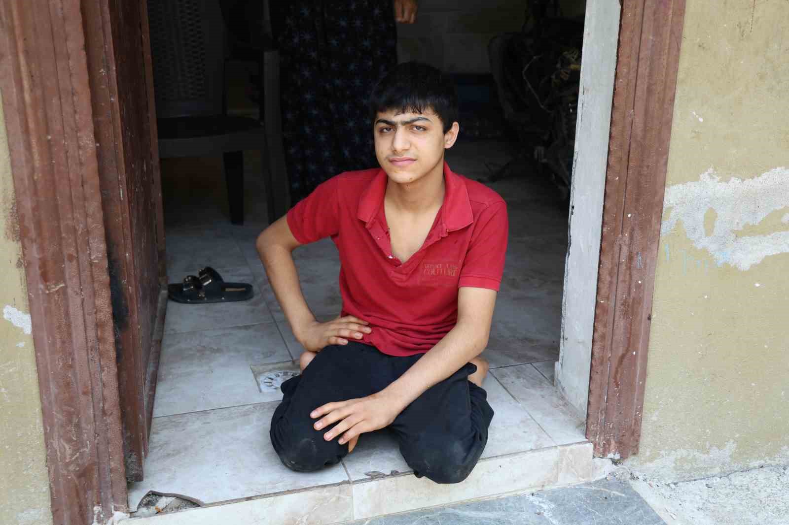 Enes’in tekerlekli sandalyesi çalındı şimdi emekleyerek geziyor 