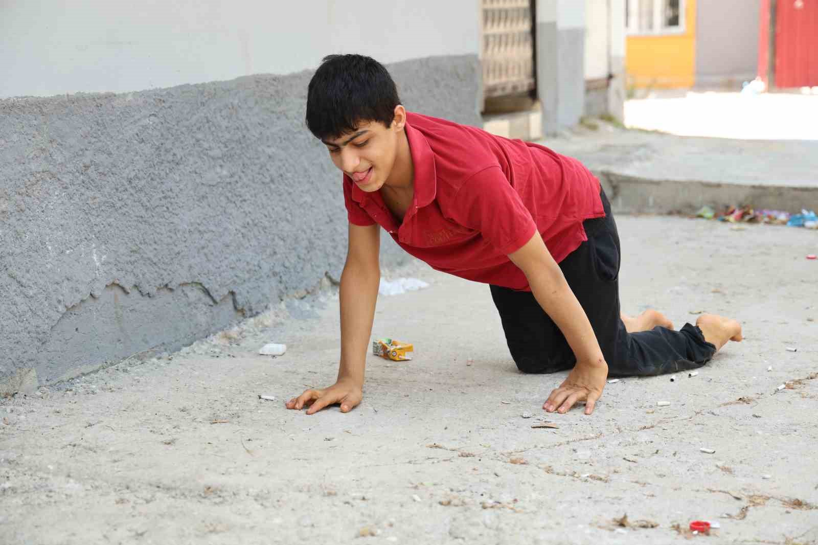 Enes’in tekerlekli sandalyesi çalındı şimdi emekleyerek geziyor 