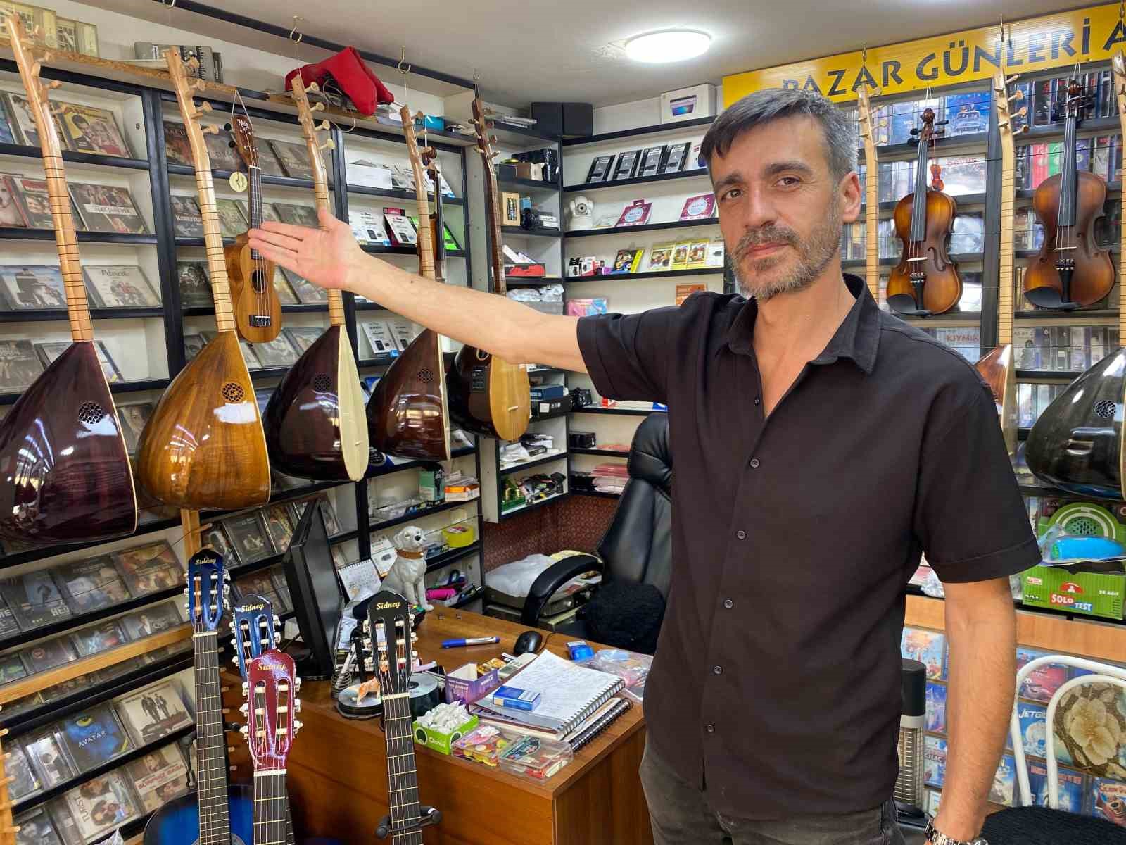 CD ve kasetlerin yerini müzik aletleri alıyor 