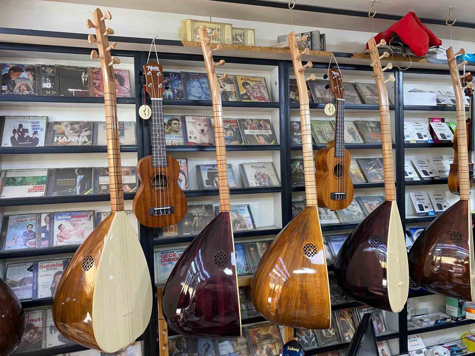 CD ve kasetlerin yerini müzik aletleri alıyor 