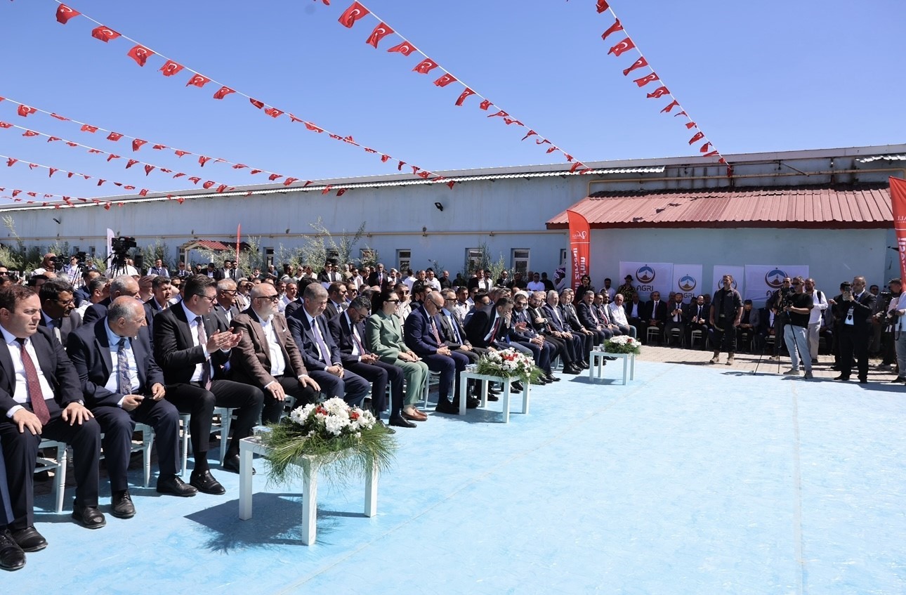 Doğu Anadolu’nun en büyük karma yaşam projesi V Mall Ağrı’nın temeli atıldı 