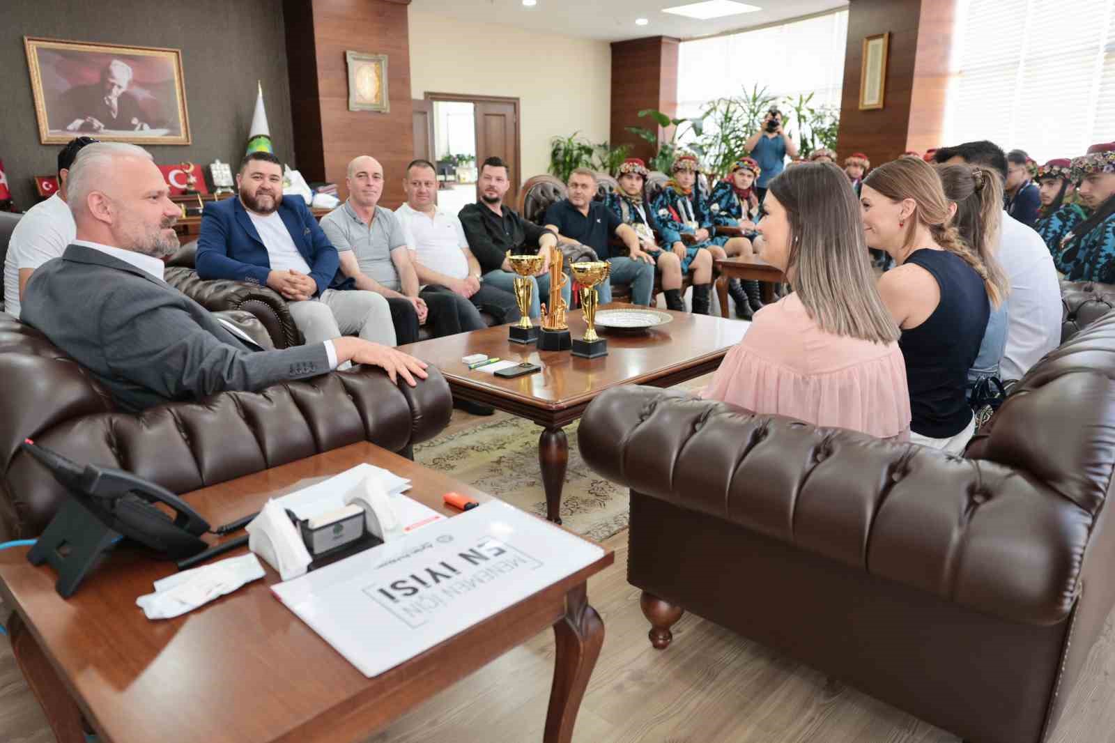 Menemen, halk oyunlarında Türkiye şampiyonluğu gururu yaşadı 