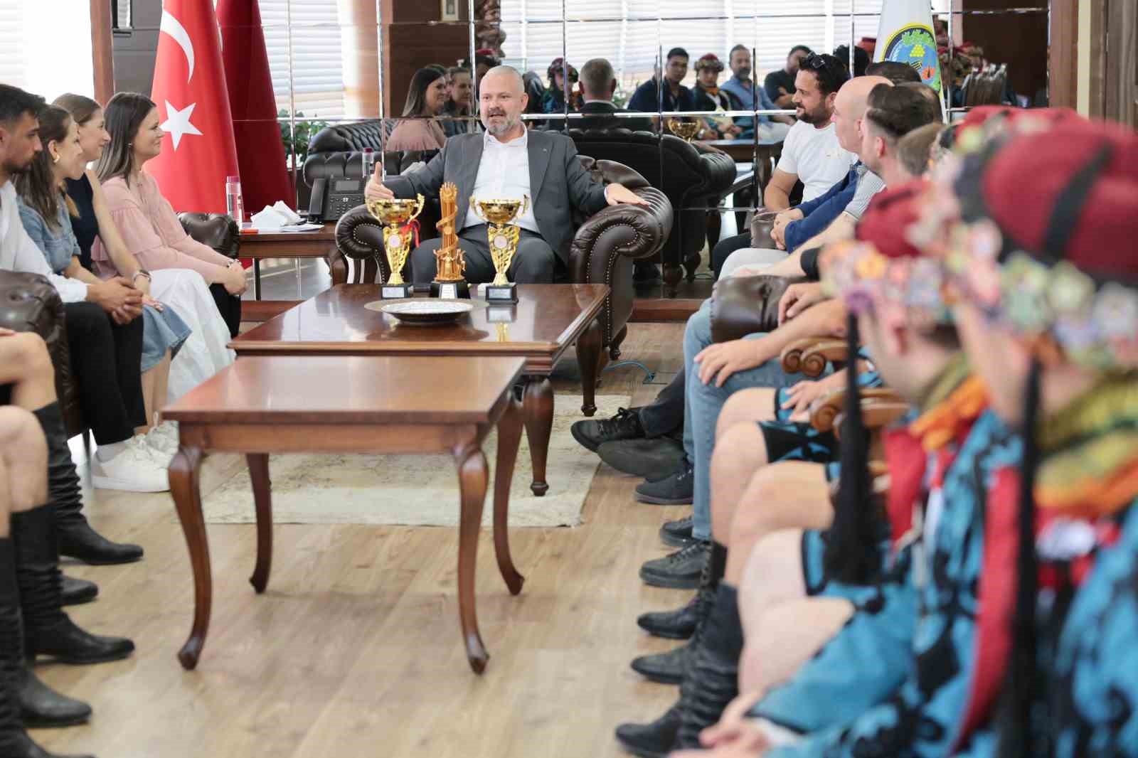 Menemen, halk oyunlarında Türkiye şampiyonluğu gururu yaşadı 