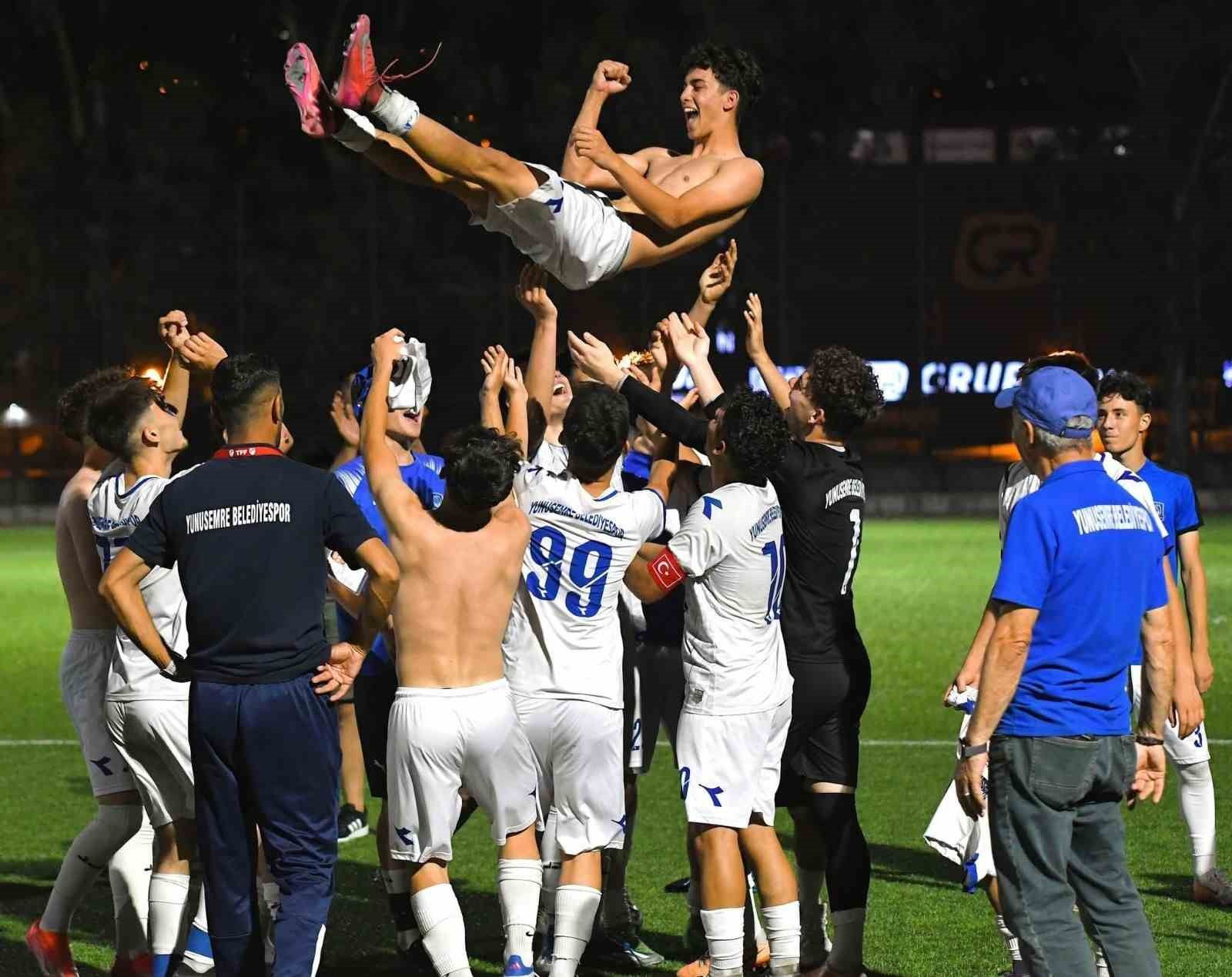 Yunusemre’nin U17’leri İzmir’de şampiyon oldu 