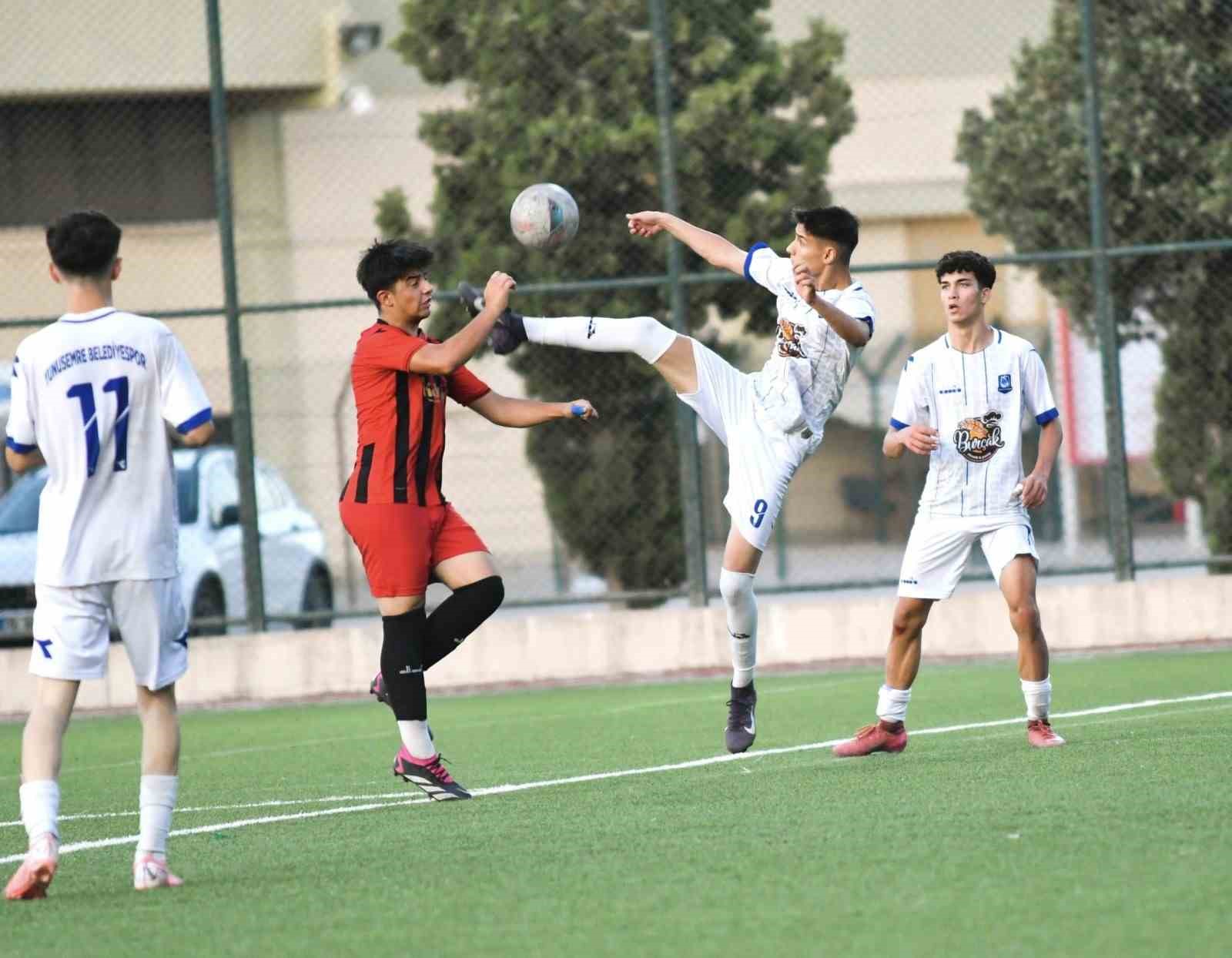 Yunusemre’nin U17’leri İzmir’de şampiyon oldu 