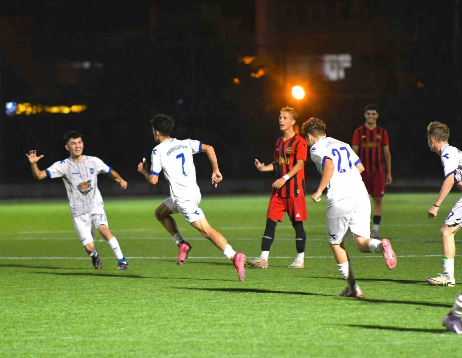 Yunusemre’nin U17’leri İzmir’de şampiyon oldu 