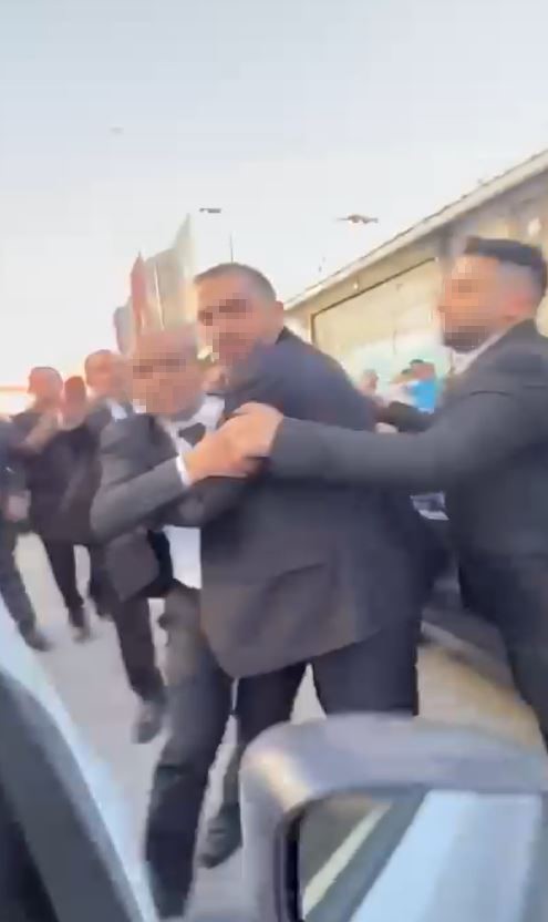 Esenyurt’ta yolu kapatan düğün konvoyuna tepki gösterince, taş ve yumrukların hedefi oldu 