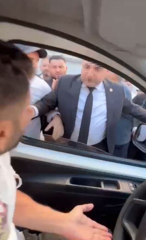 Esenyurt’ta yolu kapatan düğün konvoyuna tepki gösterince, taş ve yumrukların hedefi oldu 