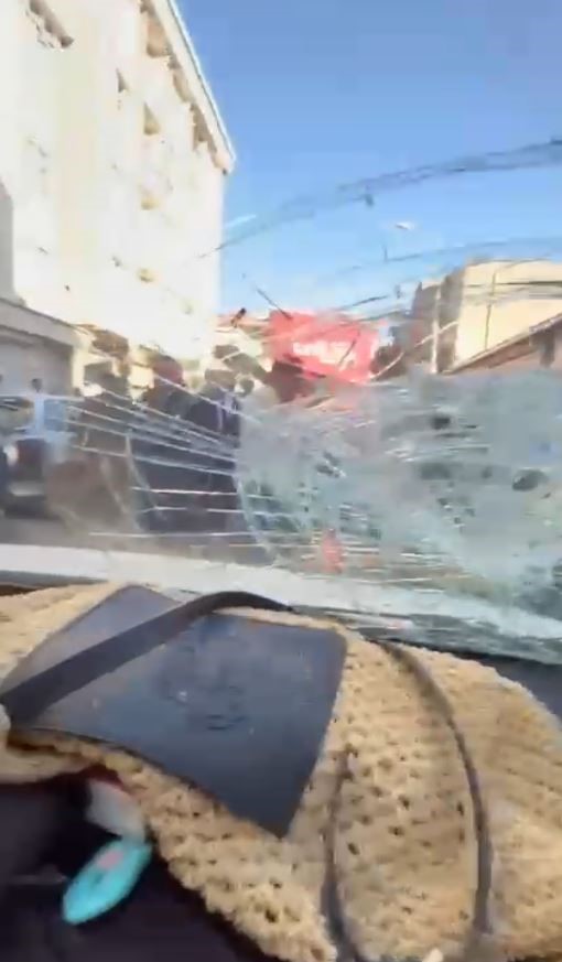 Esenyurt’ta yolu kapatan düğün konvoyuna tepki gösterince, taş ve yumrukların hedefi oldu 