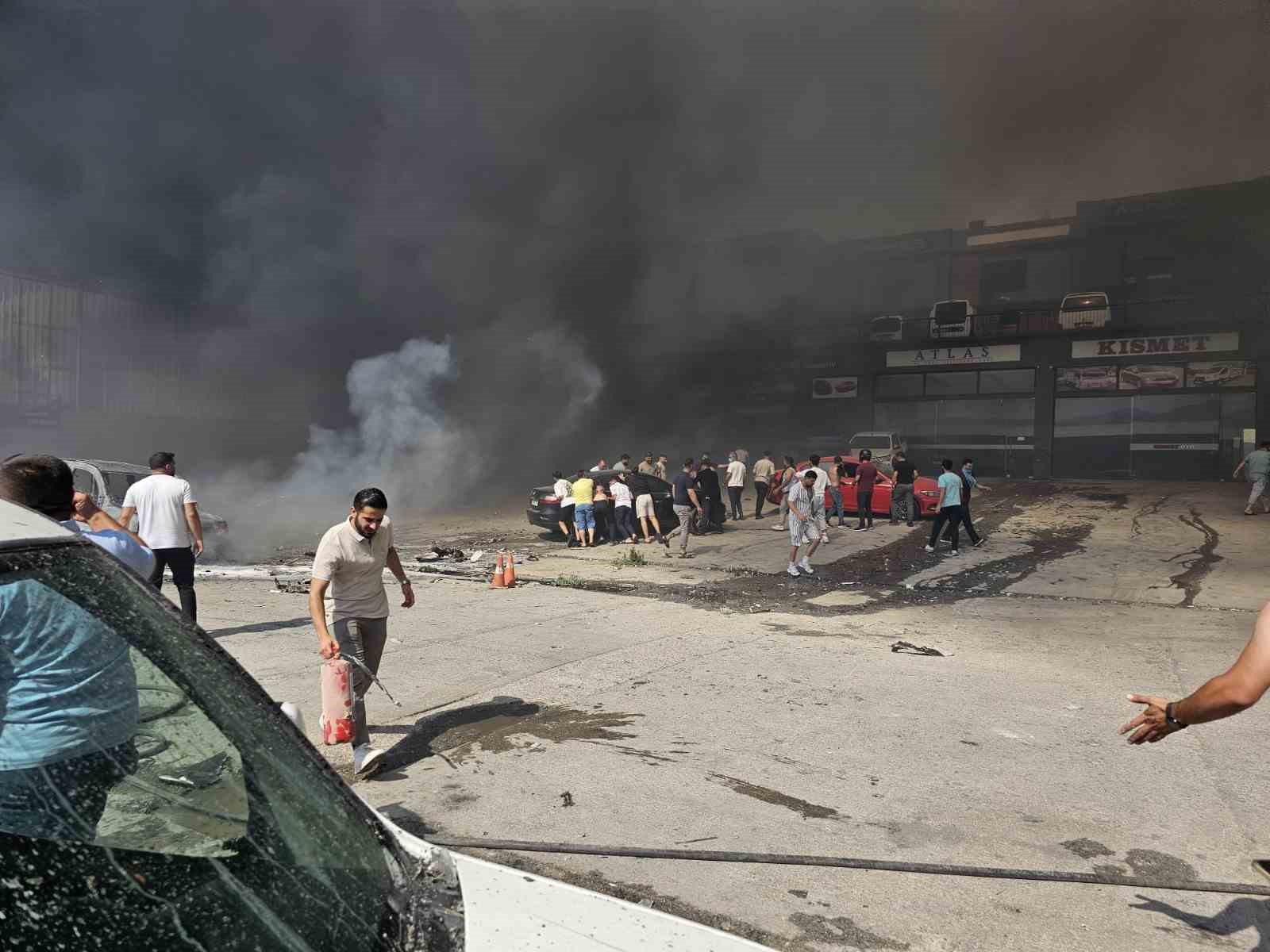 Buca Otokent’e sıçrayan orman yangında 25 araç kül oldu 
